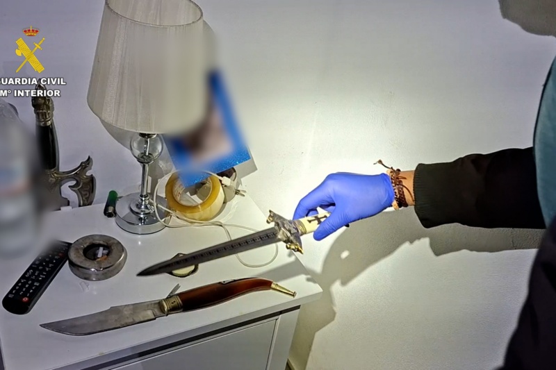 La Guardia Civil detiene a cinco personas por el homicidio de un hombre en Chiclana (Cádiz) tras un vuelco de droga La Guardia Civil detiene a cinco personas por el homicidio de un hombre en Chiclana (Cádiz) tras un vuelco de droga