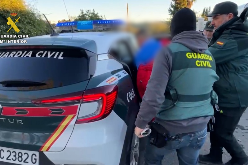 La Guardia Civil detiene a cinco personas por el homicidio de un hombre en Chiclana (Cádiz) tras un vuelco de droga La Guardia Civil detiene a cinco personas por el homicidio de un hombre en Chiclana (Cádiz) tras un vuelco de droga