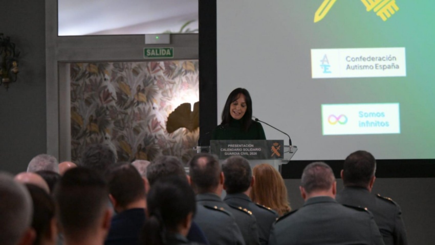 La directora general, Mercedes González, presenta el calendario solidario de la Guardia Civil 2026 a favor de la Confederación Autismo España