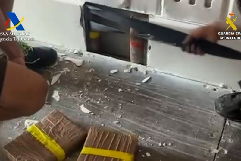 Intervenidos más de 2.100 kilos de hachís en el puerto de Algeciras Intervenidos más de 2.100 kilos de hachís en el puerto de Algeciras