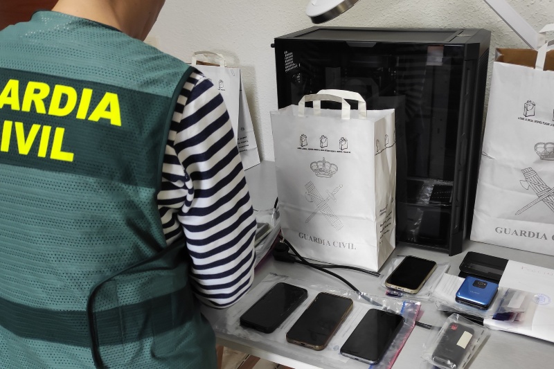 Detenidas 22 personas por vender ilegalmente medicamentos por internet