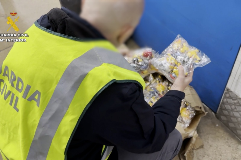 Intervenidos más de 200.000 juguetes y textiles en trasteros de Badalona
