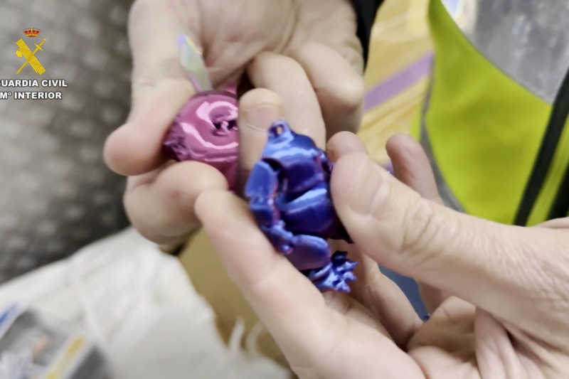 Intervenidos más de 200.000 juguetes y textiles en trasteros de Badalona