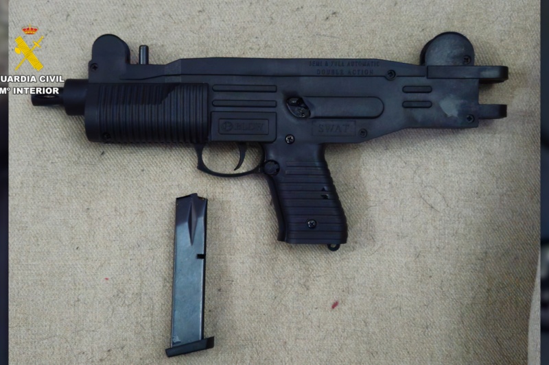 Dos detenidos en Almería por vender armas a toda Europa a través de internet Dos detenidos en Almería por vender armas a toda Europa a través de internet