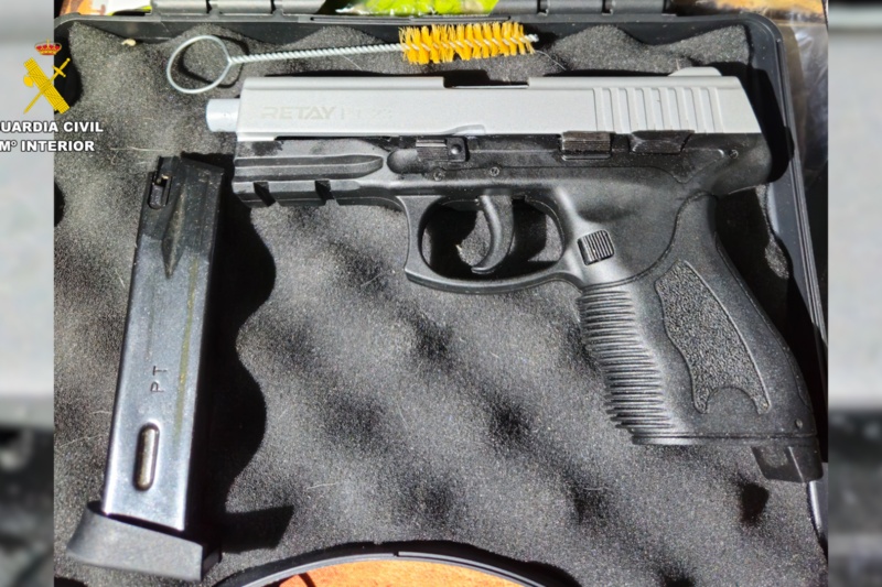 Dos detenidos en Almería por vender armas a toda Europa a través de internet Dos detenidos en Almería por vender armas a toda Europa a través de internet