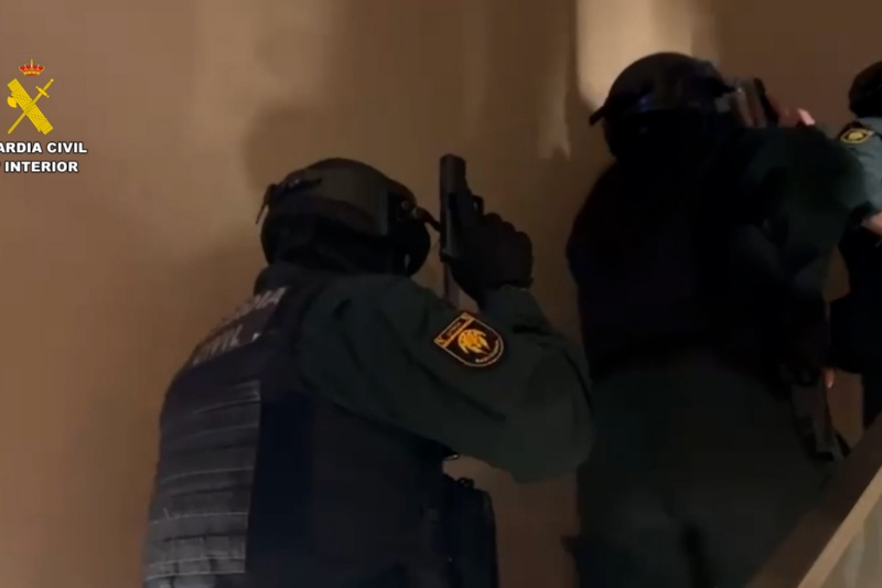 Entrada y registro de agentes de la Guardia Civil en las viviendas de los detenidos