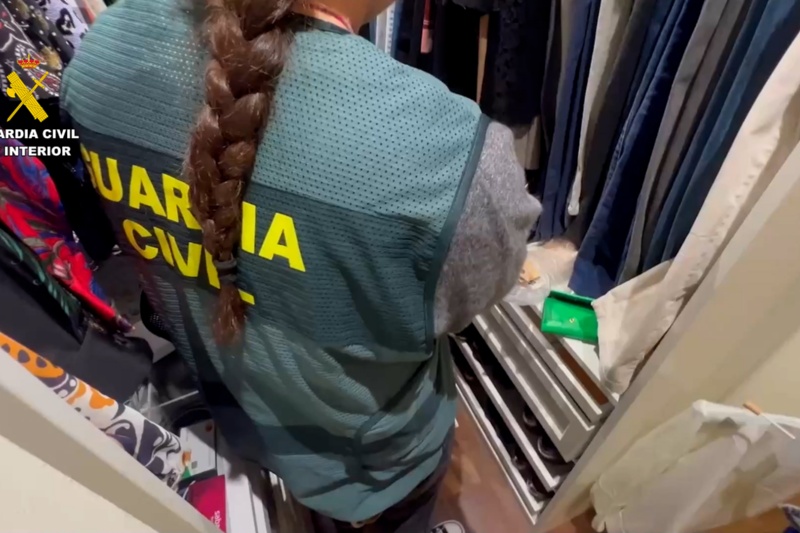 Guardia civil registrando una vivienda