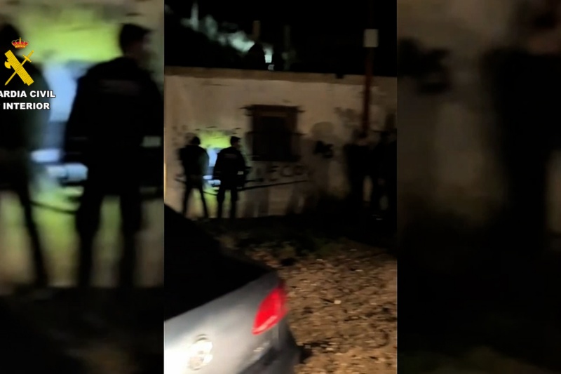 Agentes frente a una vivienda Agentes frente a una vivienda