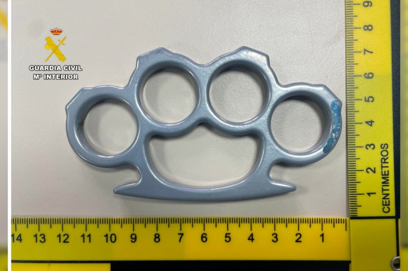 Puño americano en una mesa Puño americano en una mesa