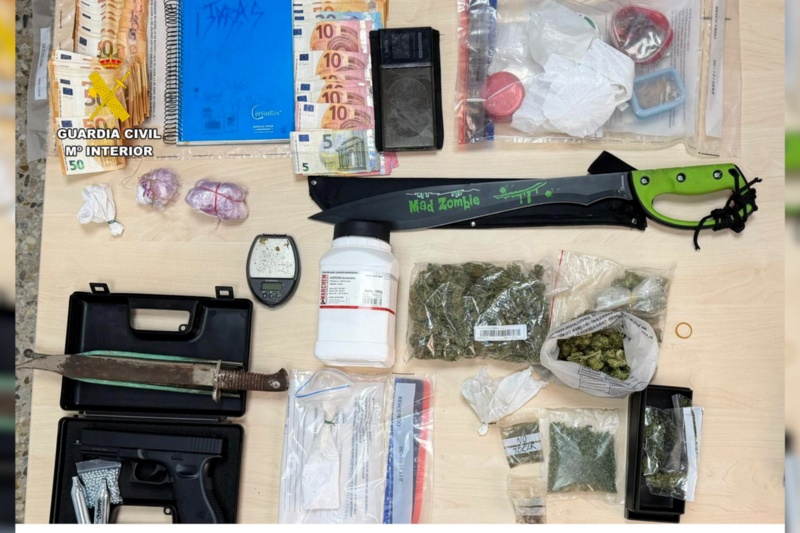 Armas, droga y dinero sobre una mesa Armas, droga y dinero sobre una mesa