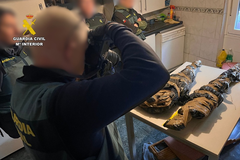 Guardias civiles tomando fotografías de efectos intervenidos Guardias civiles tomando fotografías de efectos intervenidos