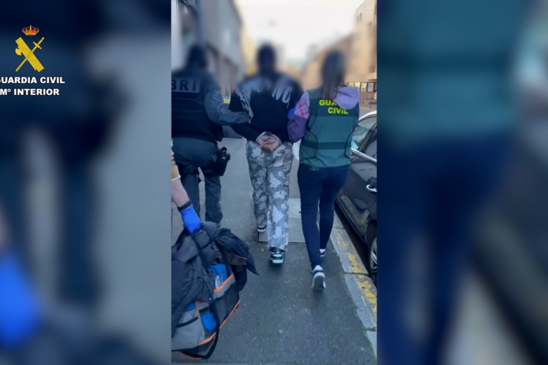 Imágen de un detenido escoltado por FCSE