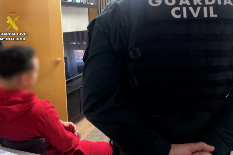 Detenido acompañado de un guardia civil