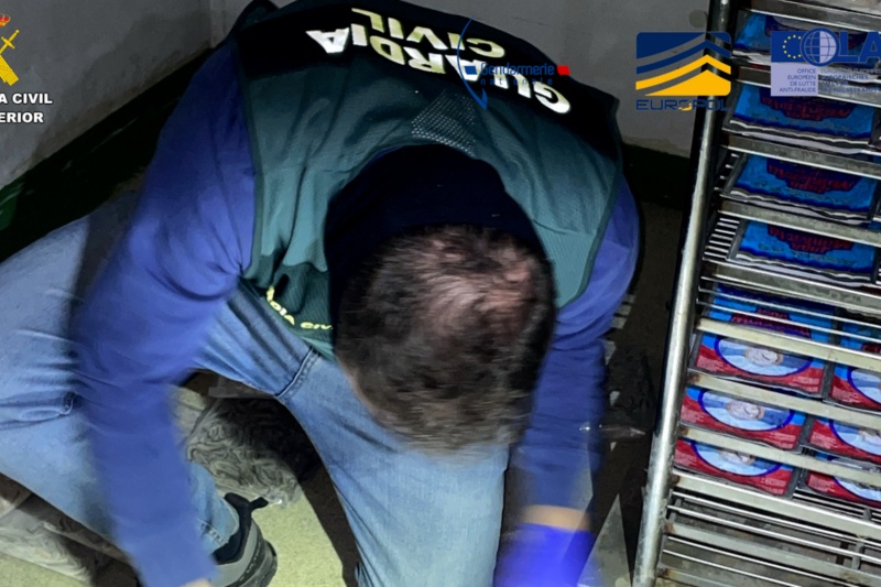 Un guardia civil realizando el registro de instalaciones