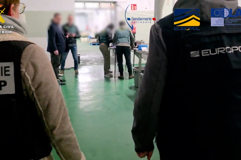 Agentes de Europol y Guardia Civil en el registro