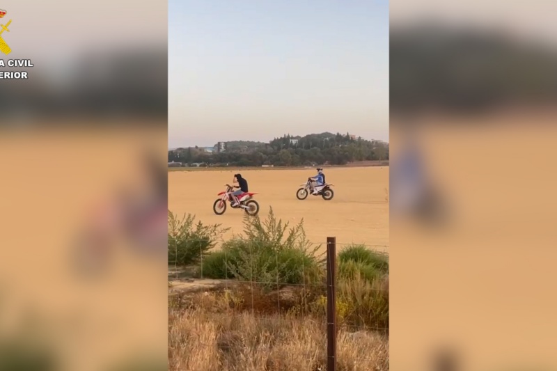 Dos motocicletas en el campo