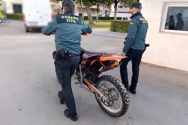 Dos agentes llevando una moto