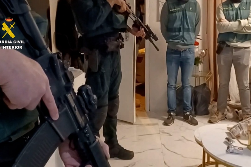 Agentes de la guardia civil durante el registro del domicilio de uno de los detenidos por blanqueo de drogas