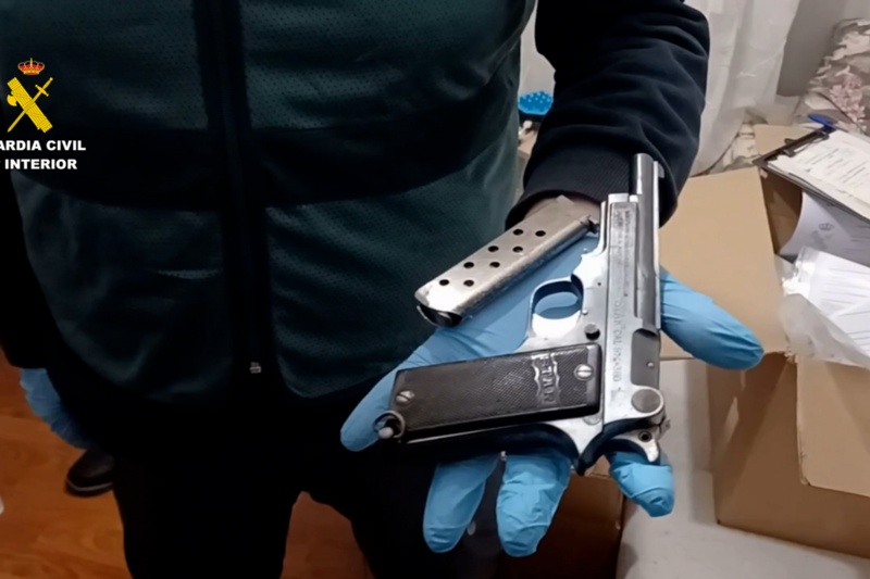 Agentes de la guardia civil durante el registro del domicilio de uno de los detenidos por blanqueo de drogas con un arma intervenida