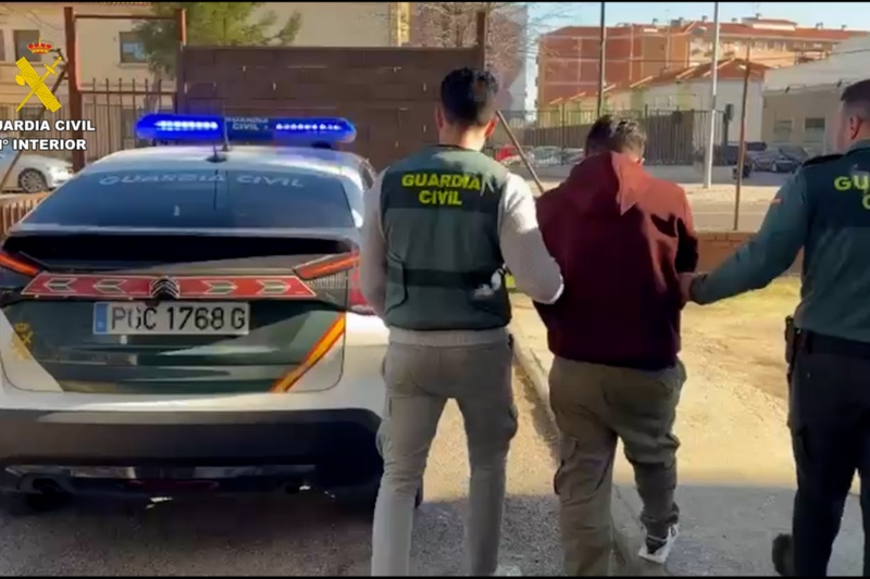 Guardias civiles acompañando a un detenido Guardias civiles acompañando a un detenido