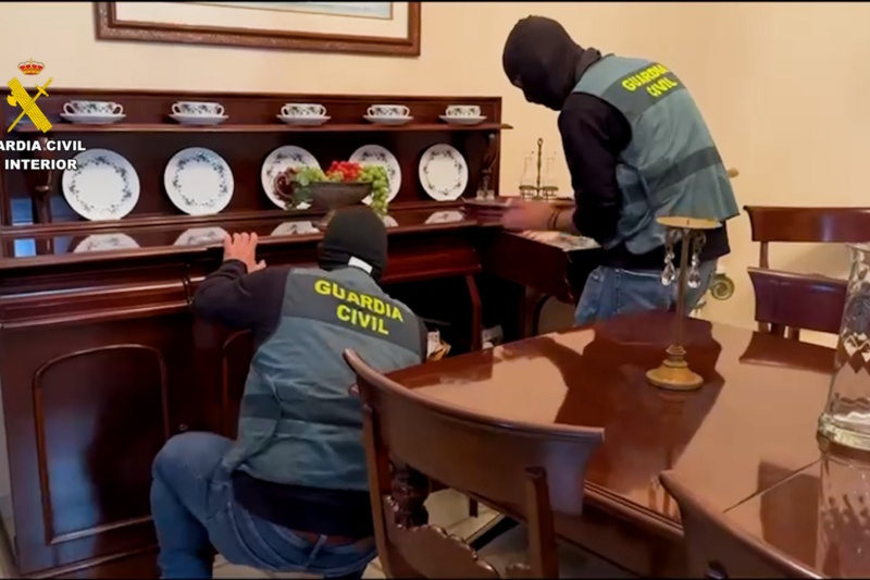 Dos agentes en el registro de una vivienda