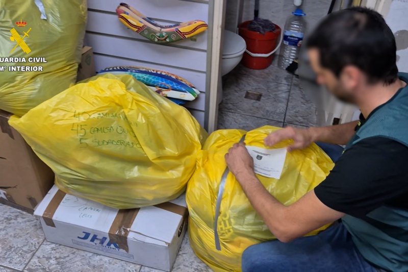 Agente de la Guardia Civil durante los registros de los locales y almacenes