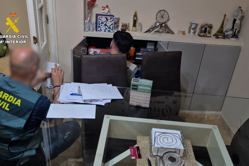 Agentes de la Guardia Civil durante los registros de los locales y almacenes