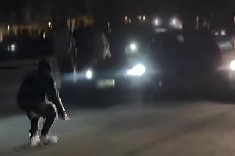 Una persona da la salida a una carrera ilegal