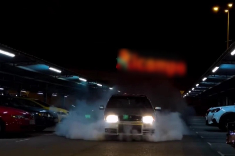Uno de los vehículos participantes en la concentración de vehículos realizando un quemado de neumáticos.