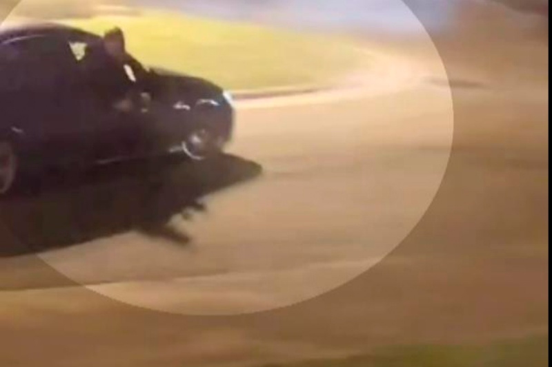 Uno de los vehículos participantes en la concentración de vehículos realizando drifting mientras un ocupante saca parte de su cuerpo fuera del habitáculo sin ningún tipo de sujeción