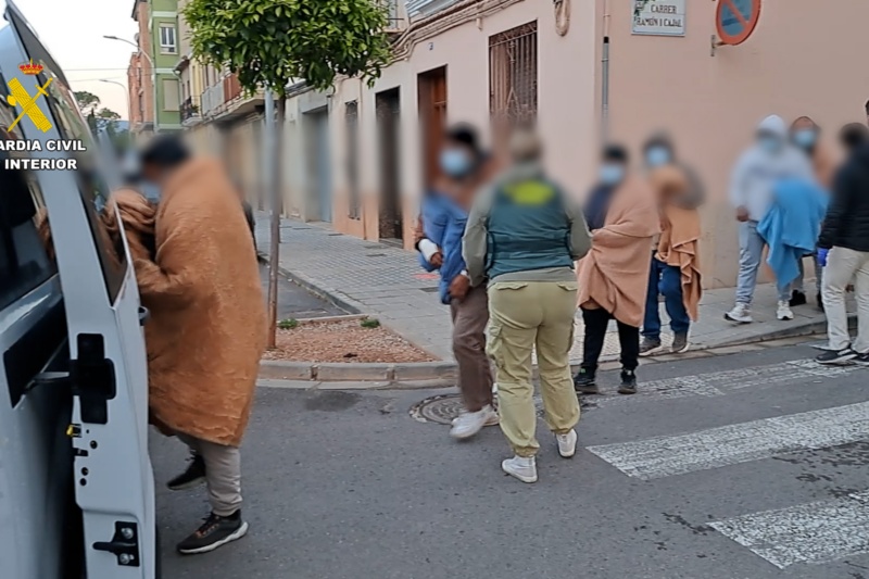 La Guardia Civil libera victimas migrantes