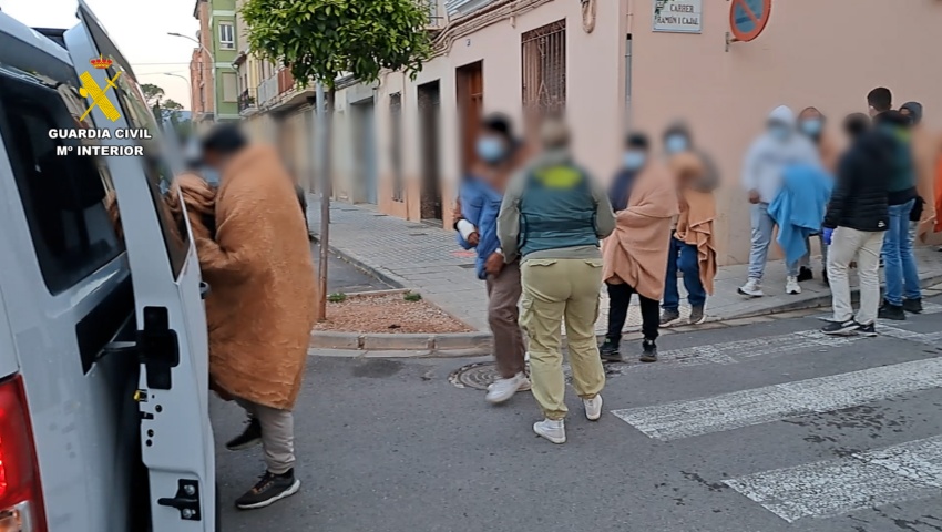 La Guardia Civil libera a 80 víctimas migrantes explotadas laboralmente en condiciones de semi esclavitud en Nules (Castellón)