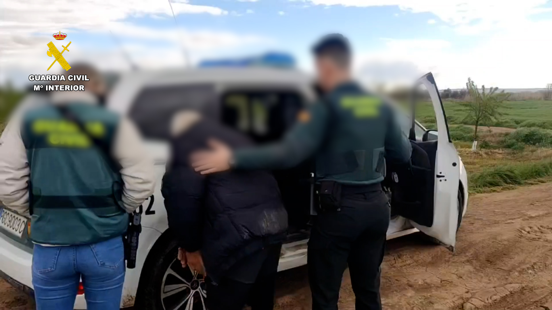 Agentes de la Guardia Civil durante la detención del agresor sexual en una zona rural de La Rioja