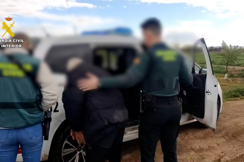 Agentes de la Guardia Civil durante la detención del agresor sexual en una zona rural de La Rioja Agentes de la Guardia Civil durante la detención del agresor sexual en una zona rural de La Rioja