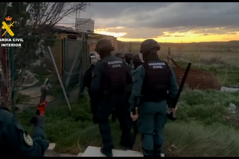Agentes de la Guardia Civil durante la entrada a la casilla de campo aislada en una zona rural de La Rioja Agentes de la Guardia Civil durante la entrada a la casilla de campo aislada en una zona rural de La Rioja