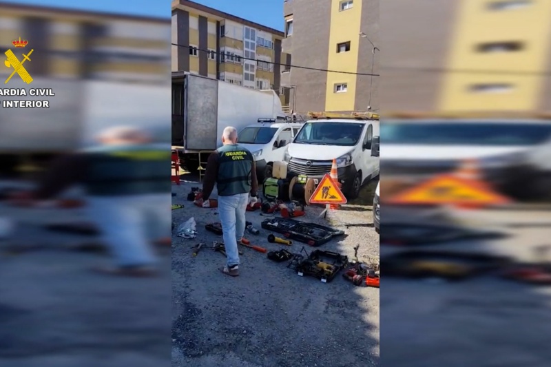 Guardia civil entre efectos incautados