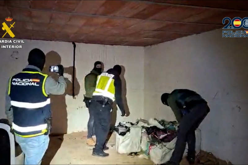 Agentes de la guardia civil inspeccionando mercancía