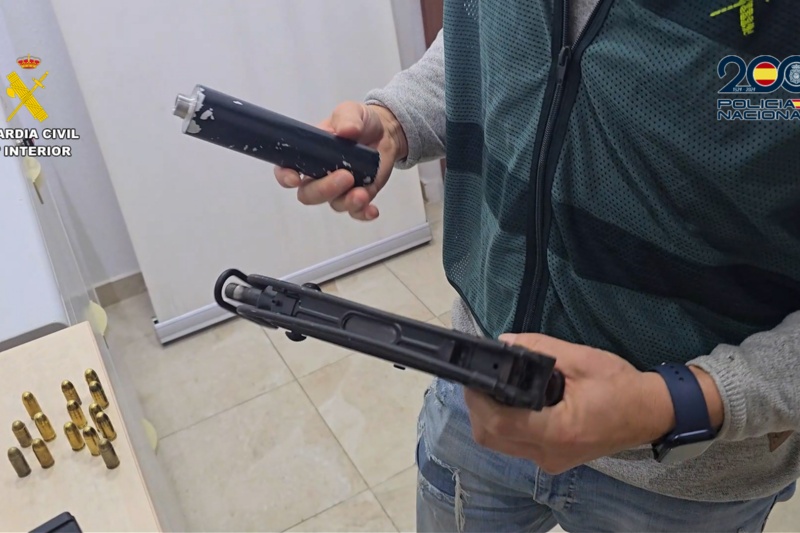 Agente de la guardia civil con un arma en la mano