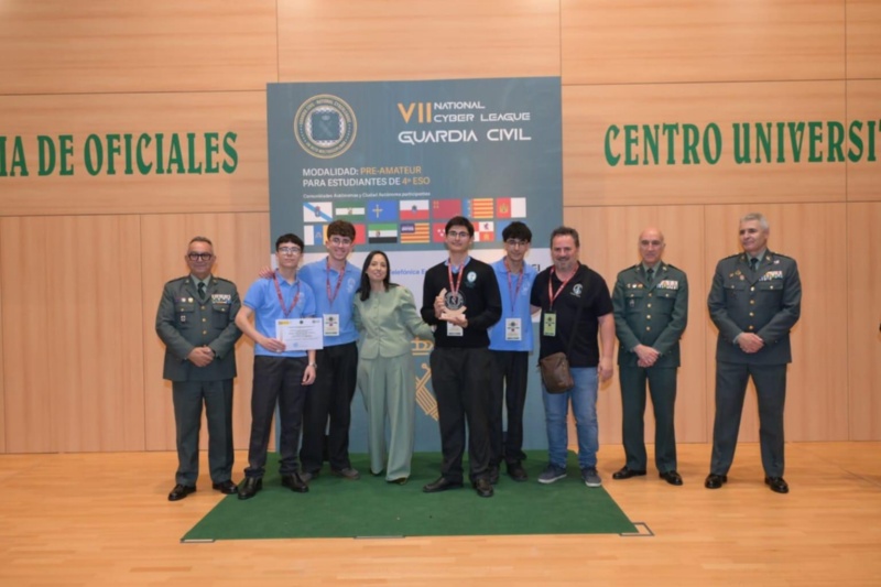 La directora de la Guardia Civil, Mercedes González, junto a los ganadores de la Ciberliga