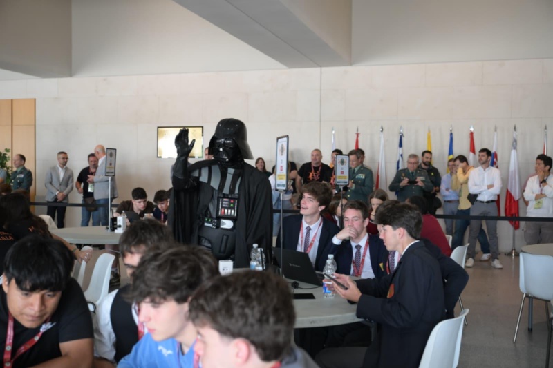 Participantes de la Ciberliga sentados en varias mesas