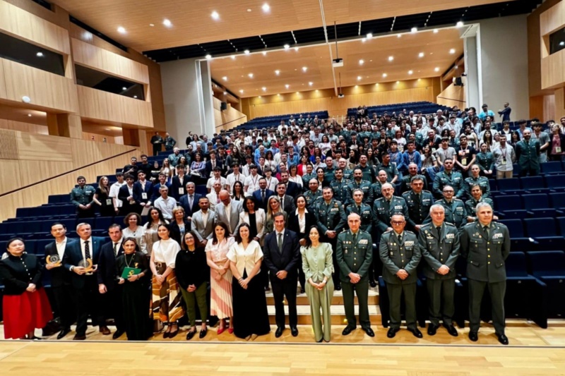 Todos los participantes de la Ciberliga junto a la directora de la Guardia Civil