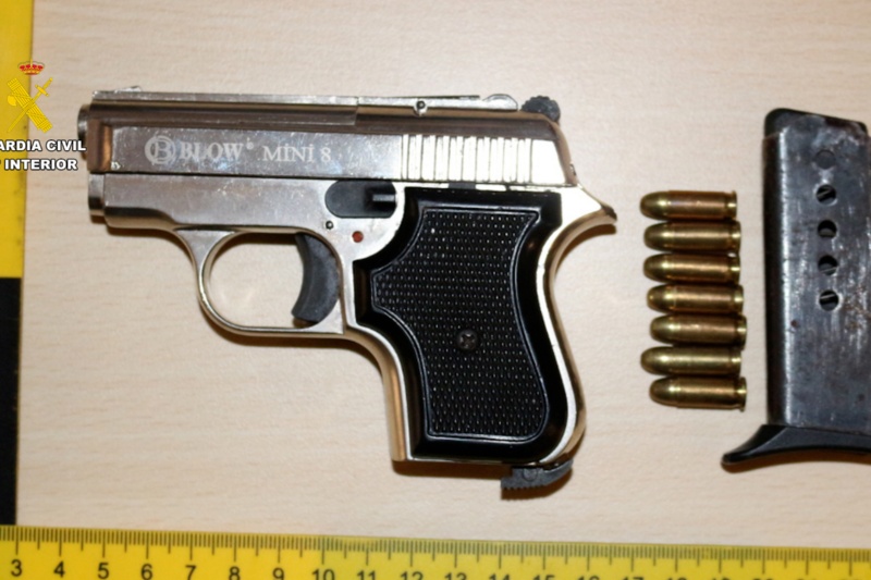 Pistola, cargador y munición