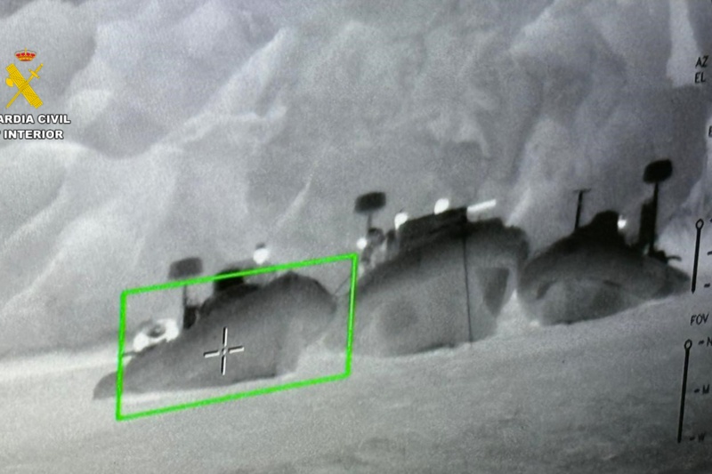 Vista nocturna embarcaciones en el mar