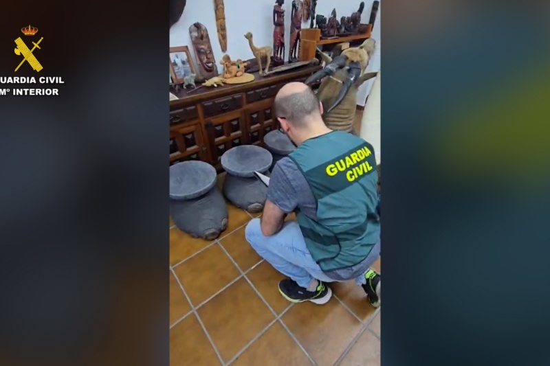 Guardia civil en el registro de la vivienda