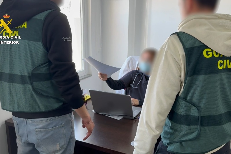 Dos agentes de la guardia civil recibiendo un informe