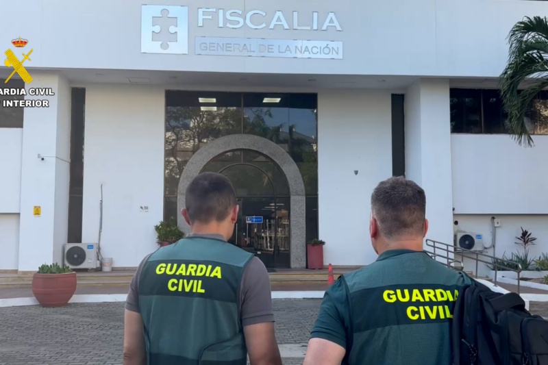 Agentes del Equipo de Homicidios de la Unidad Orgánica de Policía Judicial de la Comandancia de Cádiz a su entrada en la Fiscalía General de la Nación de Colombia Agentes del Equipo de Homicidios de la Unidad Orgánica de Policía Judicial de la Comandancia de Cádiz a su entrada en la Fiscalía General de la Nación de Colombia