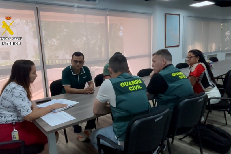 Agentes del Equipo de Homicidios de la Unidad Orgánica de Policía Judicial de la Comandancia de Cádiz se reunen con autoridades colombianas para la detención y extradición a España del principal sospechoso Agentes del Equipo de Homicidios de la Unidad Orgánica de Policía Judicial de la Comandancia de Cádiz se reunen con autoridades colombianas para la detención y extradición a España del principal sospechoso