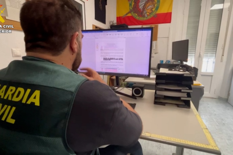 Agente de la guardia civil frente a un ordenador Agente de la guardia civil frente a un ordenador