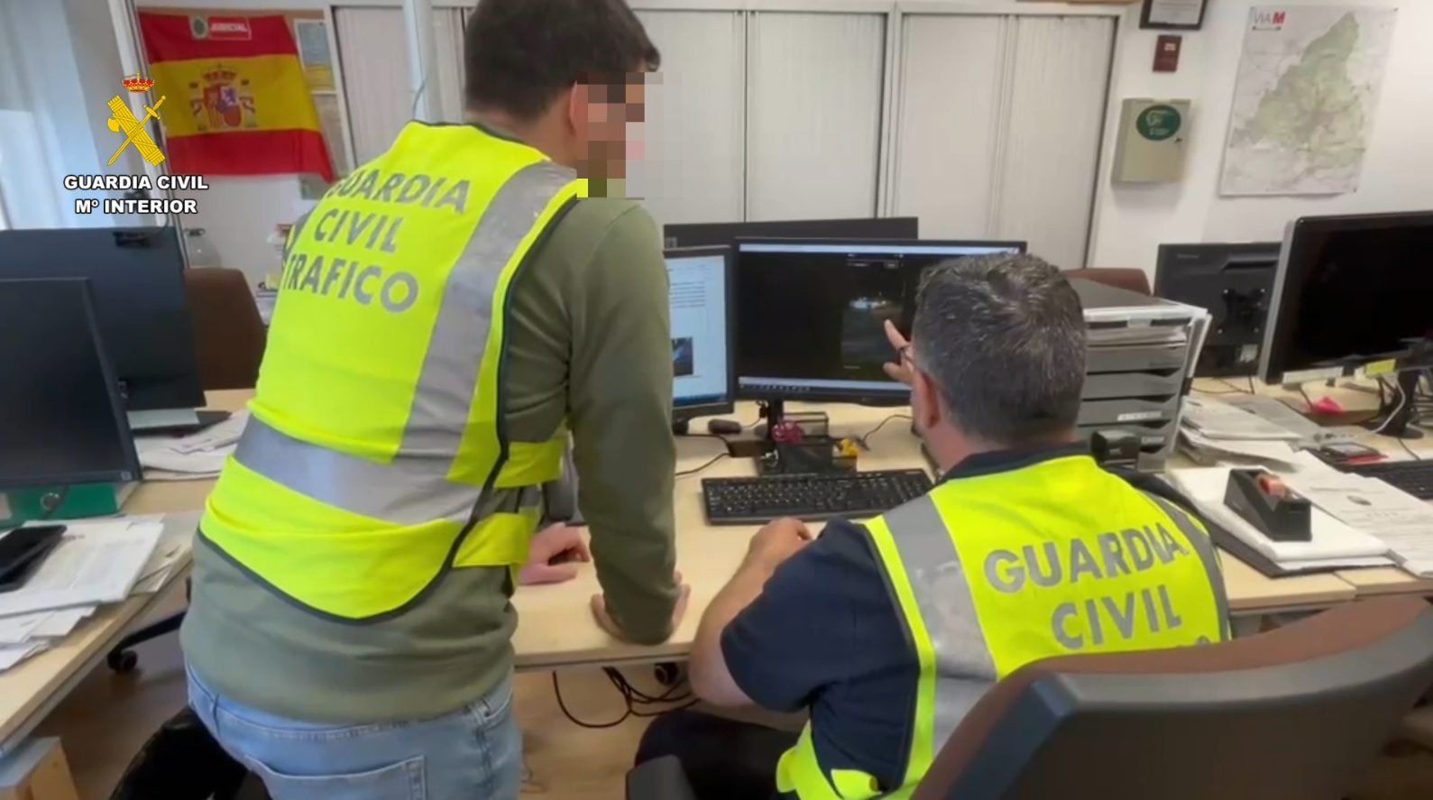 Agentes de la Guardia Civil durante el visionado de las pruebas