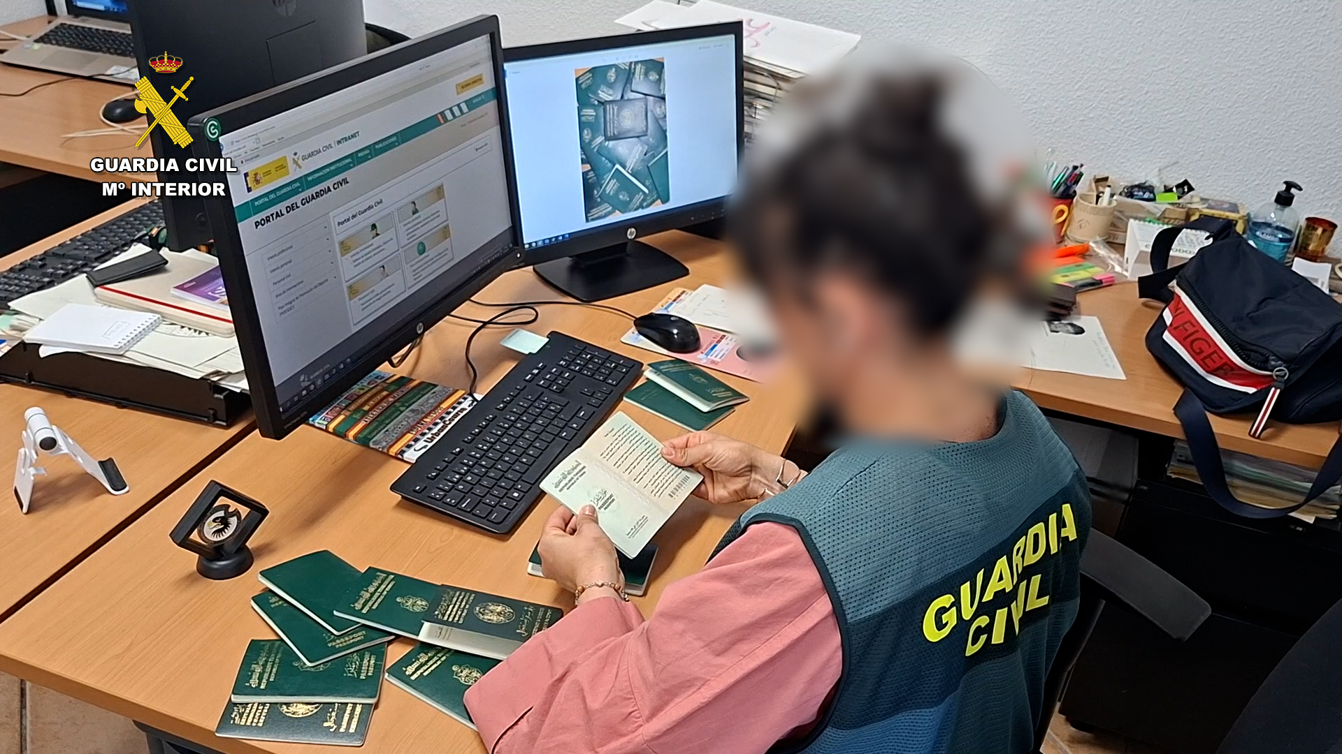 Agente de la guardia civil revisando documentación fraudulenta
